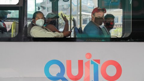 Ciudadanos usan tapabocas mientras se movilizan en transporte publico, en Quito. el 14 de septiembre de 2020.