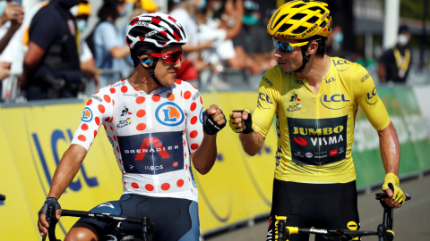 Richard Carapaz junto a Primoz Roglic en la partida de la Etapa 19 del Tour de Francia, el viernes 18 de septiembre de 2020.