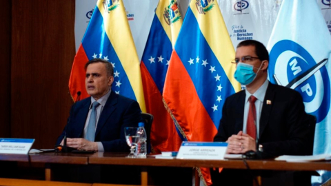 Fiscal general de Venezuela, Tarek William Saab y al canciller, Jorge Arreaza, durante la presentación de un comunicado en Caracas-Venezuela, el 19 de septiembre de 2020. 