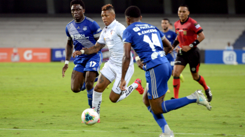 Billy Arce disputa una pelota con Roberto Ordóñez, en el estadio Capwell, el 19 de septiembre de 2020.