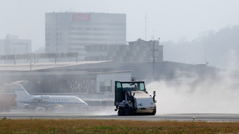 Una máquina barredora limpia la ceniza ocasionada por la erupción del volcán Sangay, en la pista del aeropuerto de Guayaquil, el 20 de septiembre de 2020.