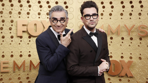 Eugene Levy y su hijo and Daniel Levy en 2019. Ambos son los creadores y protagonistas de la serie Shitt's Creek, la comedia que resultó una de las ganadoras de la noche. 