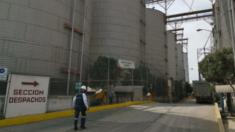 Una persona camina en la planta de Ecuagran, en Guayaquil, el 21 de septiembre de 2020.