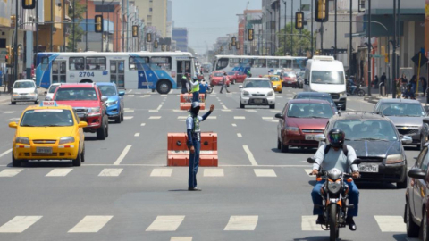 Foografía que muestra la circulación vehicular en un de las calles de Guayaquil, el 21 de septiembre de 2020.