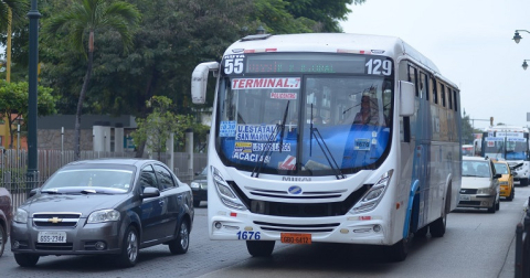 Imagen referencial. Buses y autos particulares circulan por la avenida Malecón, centro de Guayaquil.