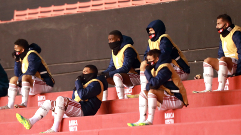 Jugadores de Flamengo observan el partido ante Independiente del Valle, por la fecha 3 de la Copa Libertadores, el 17 de septiembre de 2020.