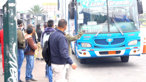 Personas en una parada de bus en Calderón, el 3 de junio de 2020, durante la crisis sanitaria por el Covid-19.