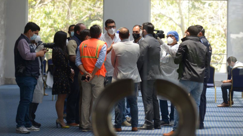 Autoridades del Municipio de Guayaquil conversan en el hotel de concentración de Flamengo, el martes 22 de septiembre de 2020.