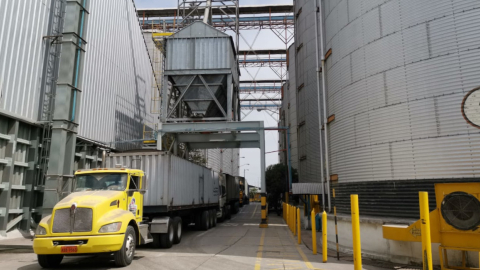 Imagen de un camión junto a los silos de Ecuagran, en Guayaquil, el 21 de septiembre de 2020. 