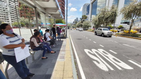 Personas esperan un bus en la avenida Amazonas de Quito, el 22 de septiembre de 2020.