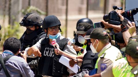 El exsecretario de la Presidencia, Alexis Mera, a su salida de la Policía Judicial antes de partir hacia Latacunga, el 24 de septiembre de 2020.