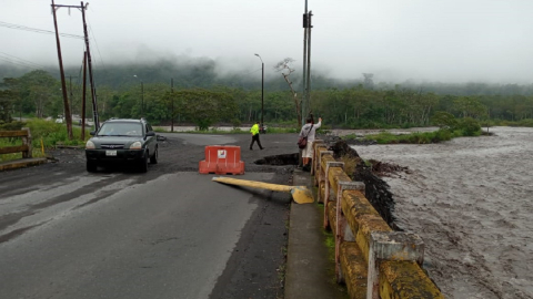 El desbordamiento del río Upano ocasionó un socavón en la vía Macas, el 25 de septiembre.