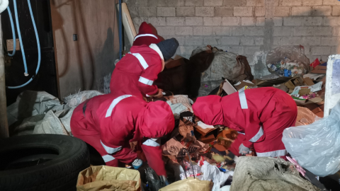 Tres recicladoras separan los materiales en la Asociación Quitumbe, en el sur de Quito.