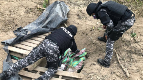 El 27 de agosto de 2020, la Policía Nacional encontró una pista clandestina en el cantón Jipijapa de Manabí y decomisó tres toneladas de droga.