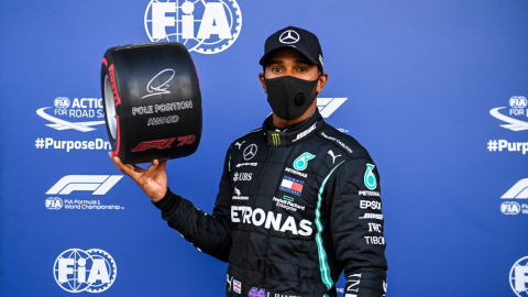 Lewis Hamilton levantando su premio por haber alcanzado la 'pole' en Rusia, el sábado 26 de septiembre de 2020.