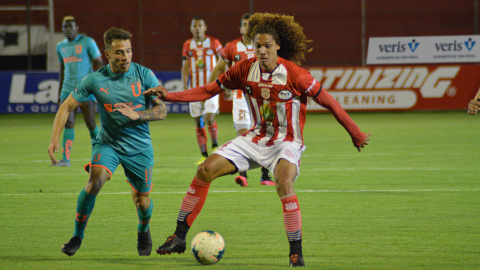 Ezequiel Piovi, de Liga, pelea un balón contra un jugador de Técnico Universitario, el sábado 26 de septiembre de 2020.