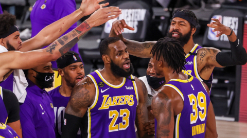 Los jugadores de los Lakers festejan su victoria en Orlando, el sábado 26 de septiembre de 2020.