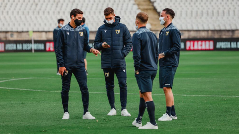 Futbolistas del Farmalicão, entre esos Campana, reconocen la cancha antes del partido con Beleneses, el lunes 28 de septiembre de 2020.