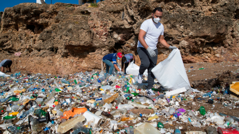 Voluntarios recogen desechos y basura en una playa de República Dominicana, el 19 de septiembre de 2020.