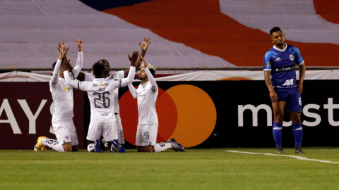 Los jugadores de Liga celebran uno de los goles frente a Binacional, este martes 29 de septiembre de 2020.