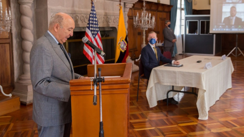 El canciller Luis Gallegos junto al embajador de Estados Unidos en Ecuador, Michael J. Fitzpatrick, el 29 de septiembre de 2020.