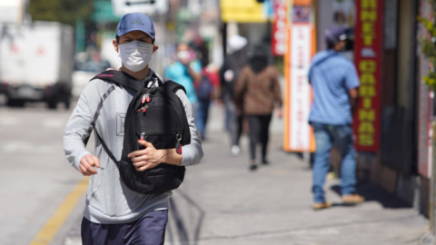 Un hombre camina en las calles de Quito, el 29 de septiembre de 2020.