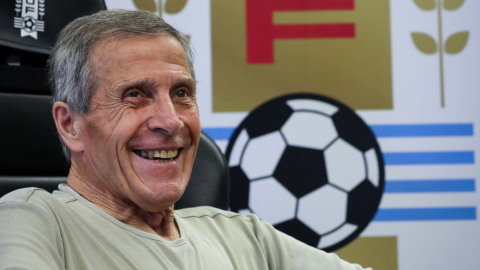 El entrenador de la selección uruguaya de fútbol, Óscar Washington Tabárez, habla en entrevista con Efe, en el Complejo Celeste, a las afueras de Montevideo (Uruguay). 