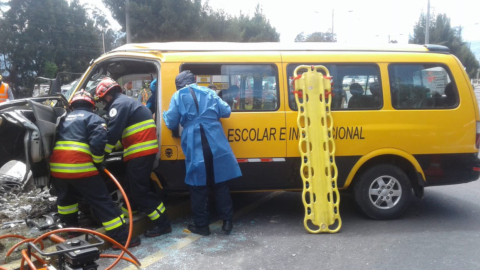 Una furgoneta en un accidente de tránsito en la autopista General Rumiñahui, el 30 de septiembre de 2020.