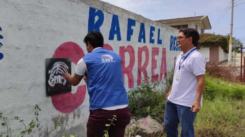 Personal del CNE en Santa Elena controla la campaña anticipada en la provincia en marzo de 2020.