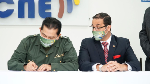 Lucio Gutiérrez y David Norero en el CNE, en Quito, el 3 de octubre de 2020. 