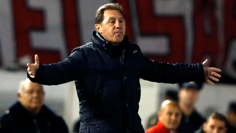 Aguinaga, exentrenador del LDU de Loja, hacía gestos a sus jugadores durante un partido de la Copa Sudamericana contra el River Plate de Argentina en Buenos Aires.