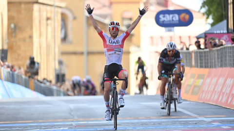 Diego Ulissi al pasar la meta de la segunda etapa del Giro de Italia 2020, este domingo 4 de octubre.