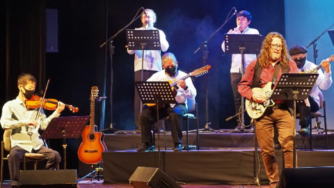 Tadashi Maeda y Álex Alvear, durante el homaneje a Gerardo Guevara en el Teatro Nacional Sucre, en la primera actividad presencial realizada el 26 de septiembre de 2020.