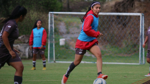 La jugadora de El Nacional, Madelin Riera, en una práctica del equipo quiteño.