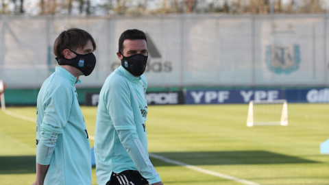 Lionel Scaloni, entrenador de Argentina, mira el entrenamiento este lunes 5 de octubre de 2020.