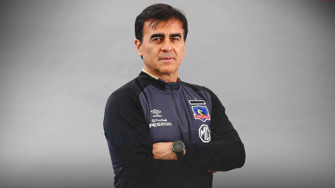 Gustavo Quinteros en la foto oficial como nuevo DT de Colo-Colo.