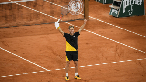 El tenista argentino Diego Schwartzman celebra su victoria ante Dominic Thiem, este martes 6 de octubre en el Roland Garros.