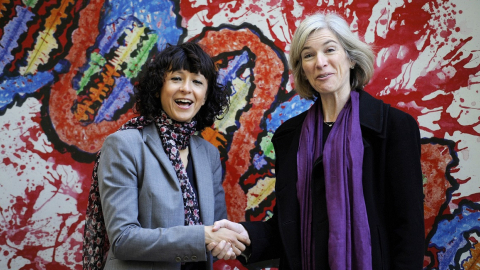 Las genetistas Emmanuelle Charpentier y Jennifer Doudna en un evento científico en España, el 21 de octubre de 2015.