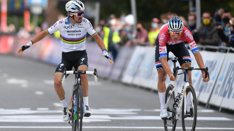 Julian Alaphilippe el momento que cruza la meta en la Flecha Brabanzona y se sorprende de la presencia de Mathieu van der Poel que casi le arrebata el triunfo, este miércoles 7 de octubre de 2020.