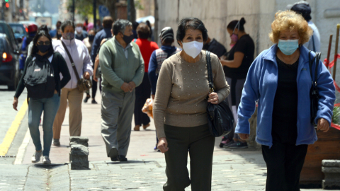 Foto referencial. Dos mujeres con mascarilla en Cuenca, el 22 de septiembre de 2020.