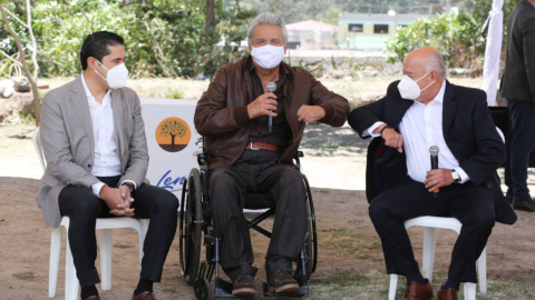 El exministro de Finanzas, Richard Martínez, el presidente Lenín Moreno y el ministro de Finanzas, Mauricio Pozo, durante un evento oficial, el 7 de octubre de 2020.