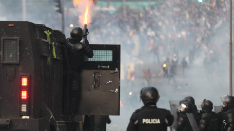 Manifestantes y policías se enfrentan durante una nueva jornada de protestas, en Quito, en octubre de 2019. 