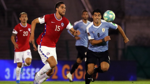 Luis Suárez disputa un balón en el partido ante Chile, el jueves 8 de octubre de 2020.