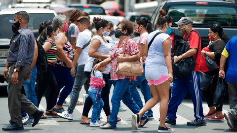 Personas caminan por una calle de la ciudad de Guayaquil, el 8 de octubre de 2020.