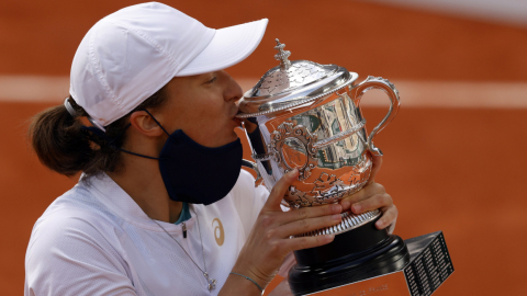 Swiatek besa el trofeo de Roland Garros, el primero de su carrera, el sábado 10 de octubre de 2020.