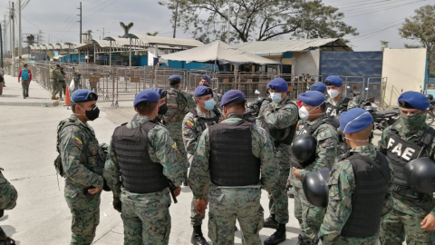 Miembros de las Fuerzas Armadas controlan los exteriores de la Penitenciaría del Litoral, el 12 de agosto de 2020.