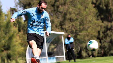 El defensa Diego Godín entrena este domingo 11 de octubre antes de viajar a Ecuador.