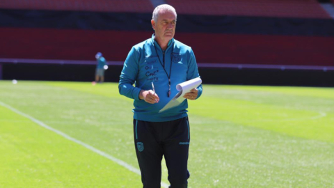 Gustavo Alfaro, durante el entrenamiento de Ecuador en el estadio Rodrigo Paz, el lunes 12 de octubre de 2020.