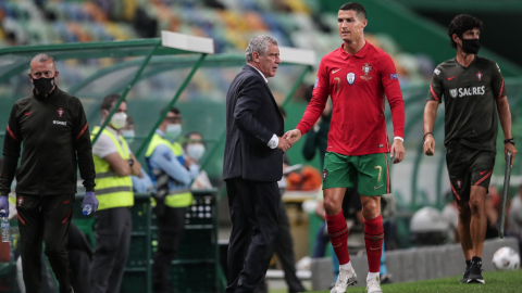 Cristiano sale de la cancha en un partido ante España, el 7 de octubre de 2020.