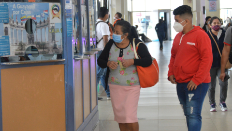 Personas en la terminal terrestre de Cuenca, el 8 de octubre de 2020.